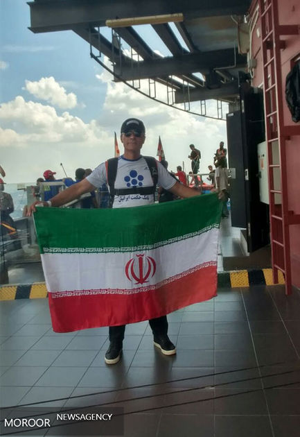 پرواز چترباز ایرانی بر فراز آسمان مالزی با نشان بانک حکمت ایرانیان