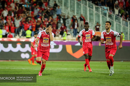 دیدار تیم های فوتبال پرسپولیس و پارس جنوبی جم
