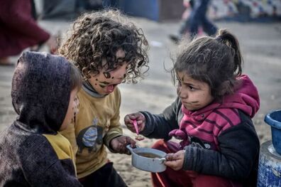 عکس/ کودکان فلسطینی اینگونه غذا می‌خورند
