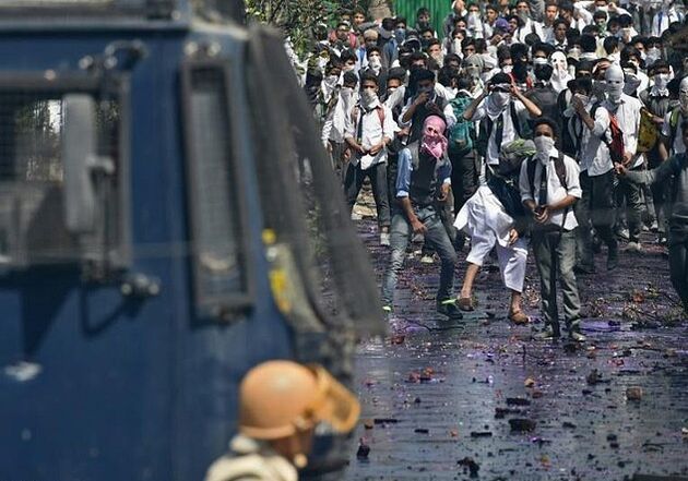 پلیس هند در کشمیر از گاز اشک آور استفاده کرد