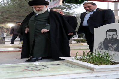 عکس/ رهبرانقلاب بر سر مزار حُر مدافعان حرم
