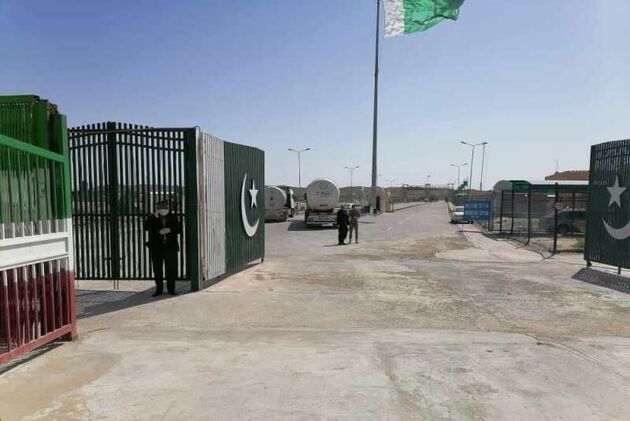 بازگشایی مرز میرجاوه/ مجوز تردد محدود کامیون ‌ها صادر شد