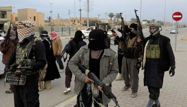 اعدام به دلیل همکاری با نیروهای عراقی/ داعش سر هفت نفر را در ملا عام قطع کرد