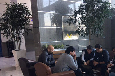 جلسه فرهاد مجیدی و دستیارانش در فرودگاه برگزار شد