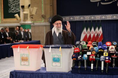 رهبرانقلاب آراء خود را به صندوق انداختند
