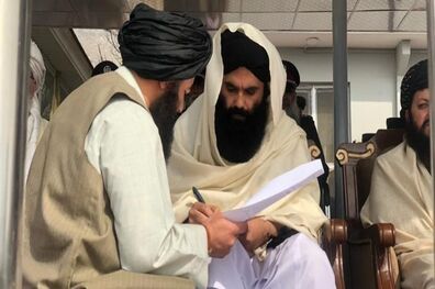 حضور وزیر کشور طالبان برای نخستین بار مقابل رسانه‌ها