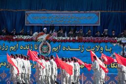 مراسم رژه نیروهای مسلح با حضور روحانی آغاز شد