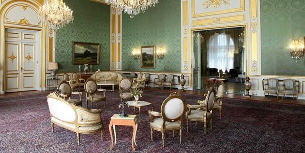 واکنش ضرغامی درباره درباره سرقت فرش‌های تاریخی سعدآباد 