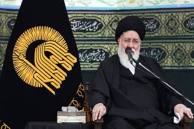 وزیر دولت در منزل سفیر سوئدو باحضور زنان سربرهنه قرارداد می نویسد