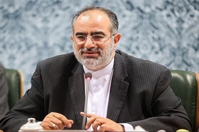 مشکل آن است که مداحان را به جای نقادان نشاندند