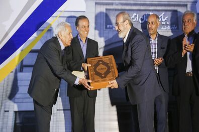 اهدای کتاب نفیس قرآن‌طباخ به استانداری کرمان، شبکه قرآن و معارف و بیمارستان ارجمند کرمان توسط بانک‌پاسارگاد
