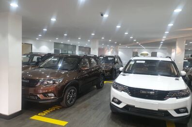 احتکار ۹۹۶ دستگاه اپتیما و سانتافه در پارکینگ یک مرکز تجاری 