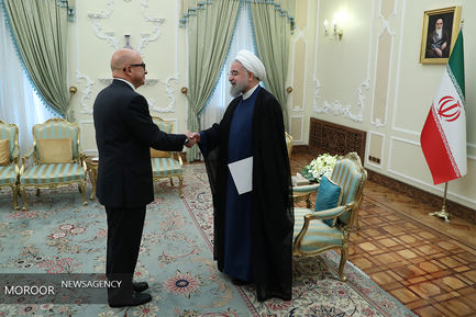 تقدیم استوارنامه سفرای جدید به رییس جمهور