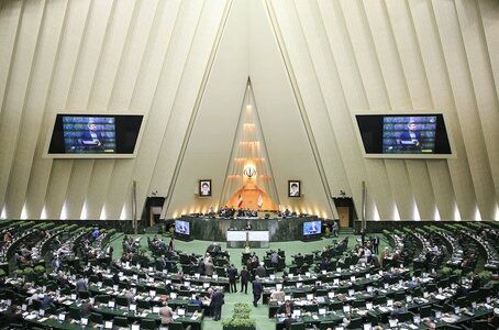 جمعی از نمایندگان از تاسیسات فردو بازدید می‌کنند