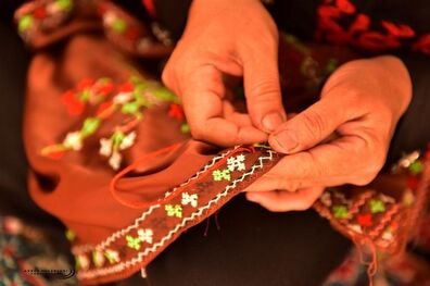 نخستین نمایشگاه سوزن‌دوزی در استان خراسان جنوبی افتتاح شد
