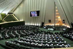 درنظرگرفتن مشوق برای کارفرمایان و کارآفرینانی که نیروی کار جوان جذب می‌کنند