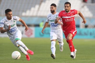 بازی فوتبال پرسپولیس و آلومینیوم اراک زنده از شبکه سه سیما پخش می شد
