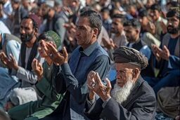 رهبر افغانستان در نماز عید سعید فطر شرکت کرد