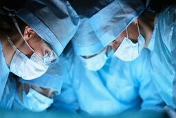 تیغ بُرنده پزشک نماها برگردن سلامت مردم!