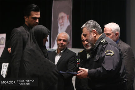 رونمایی از کتاب مهران میخندد