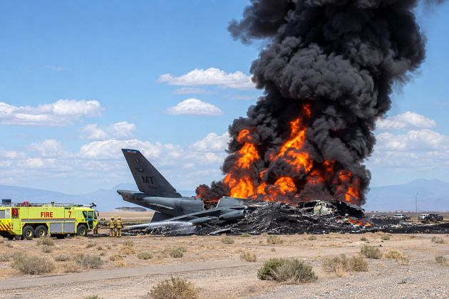 سقوط مرگبار بمب‌افکن B-52 آمریکا در کالیفرنیا