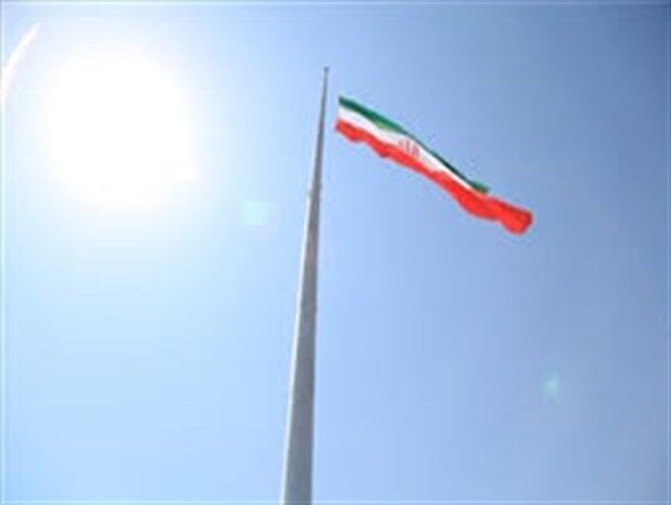 بزرگ‌ترین پرچم مقدس ایران به اهتزاز درآمد