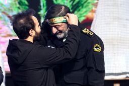 عکس/ سربند پسر حاج‌قاسم بر پیشانی سردار رادان
