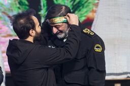 عکس/ سربند پسر حاج‌قاسم بر پیشانی سردار رادان
