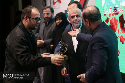 تجلیل از برگزیدگان شعر و ادبیات انقلاب 