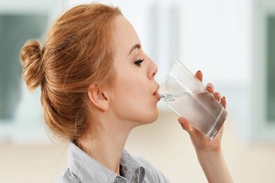 چگونه تشخیص دهیم بدن مان دچار کم آبی شده است؟