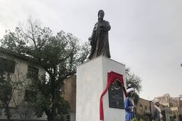 مجسمه سعدی در تهران رونمایی شد