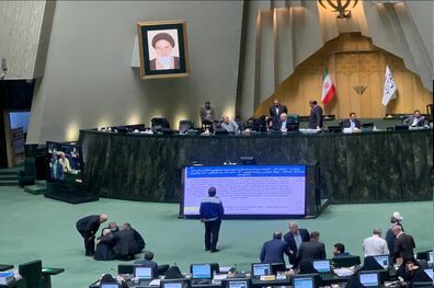 الیاس نادران در مقابل جایگاه هیات رئیسه به تحصن نشست