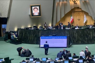 الیاس نادران در مقابل جایگاه هیات رئیسه به تحصن نشست