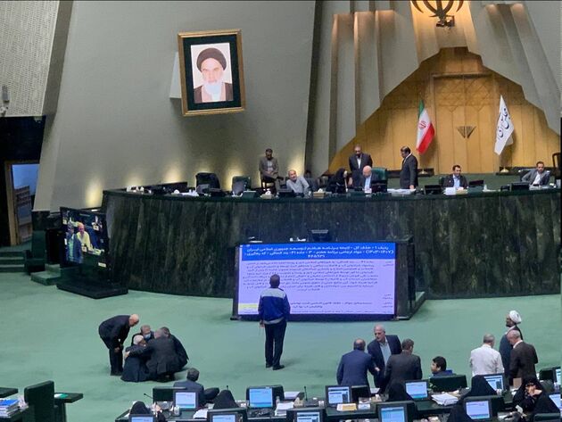 الیاس نادران در مقابل جایگاه هیات رئیسه به تحصن نشست