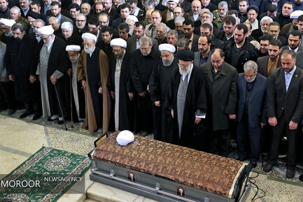 اقامه نماز بر پیکر آیت الله هاشمی رفسنجانی توسط مقام معظم رهبری