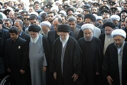 رهبر معظم انقلاب بر پیکر مطهر سردار سلیمانی نماز اقامه کردند