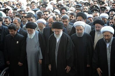 رهبر معظم انقلاب بر پیکر مطهر سردار سلیمانی نماز اقامه کردند
