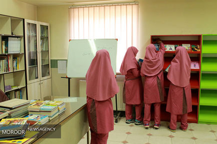 تجهیز کتابخانه مدرسه زینبیه با همراهی احسان حدادی