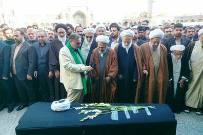 پیکر آیت الله مومن  در حرم حضرت معصومه(س ) خاکسپاری شد