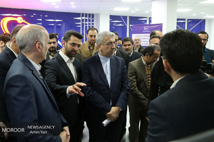 بازدید وزرای نیرو و ارتباطات از پژوهشگاه فضایی ایران