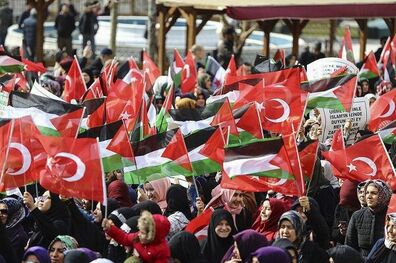 اعتراضات در استانبول به خشونت کشیده شد