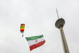 برج میلاد در سالگرد جمهوری اسلامی ایران گل باران شد
