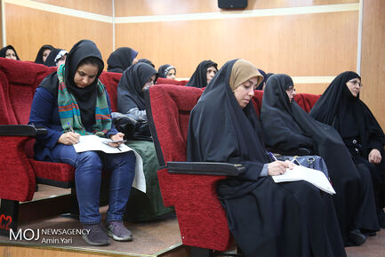 تجلیل از برگزیدگان شعر و ادبیات انقلاب 