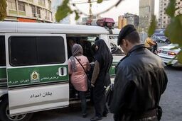 توضیحات پلیس در مورد پوشاندن یک زن با پتو