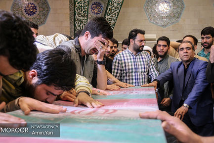 وداع دانشجویان معتکف با شهید گمنام در دانشگاه تهران