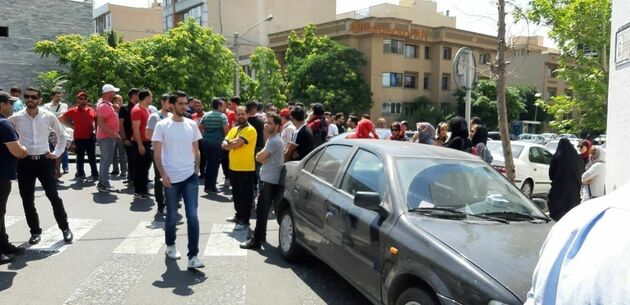 تجمع هواداران پرسپولیس مقابل ساختمان باشگاه