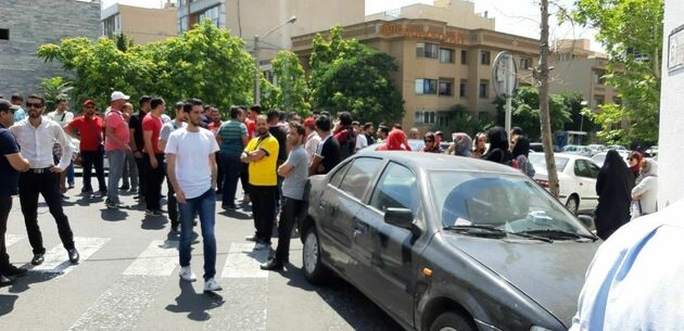 تجمع هواداران پرسپولیس مقابل ساختمان باشگاه