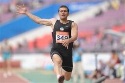 سپهرزاد: کیهانی زیاد سفر می‌کند و فرصت جلسه نداریم