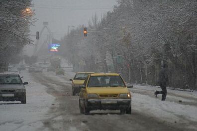 بارش باران باعث آبگرفتگی خیابان‌ها و معابر عمومی دلفان شد