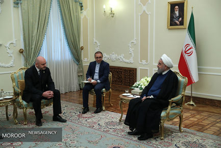 تقدیم استوارنامه سفرای جدید به رییس جمهور